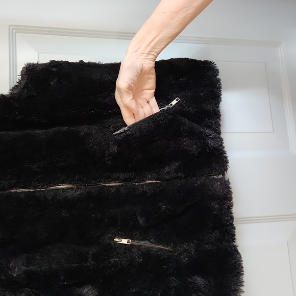 Fuzarka, Girl's, Sz 14, Black Fur Vest w Collar & 2 Zipped Pockets, Lined. - Picture 3 of 7